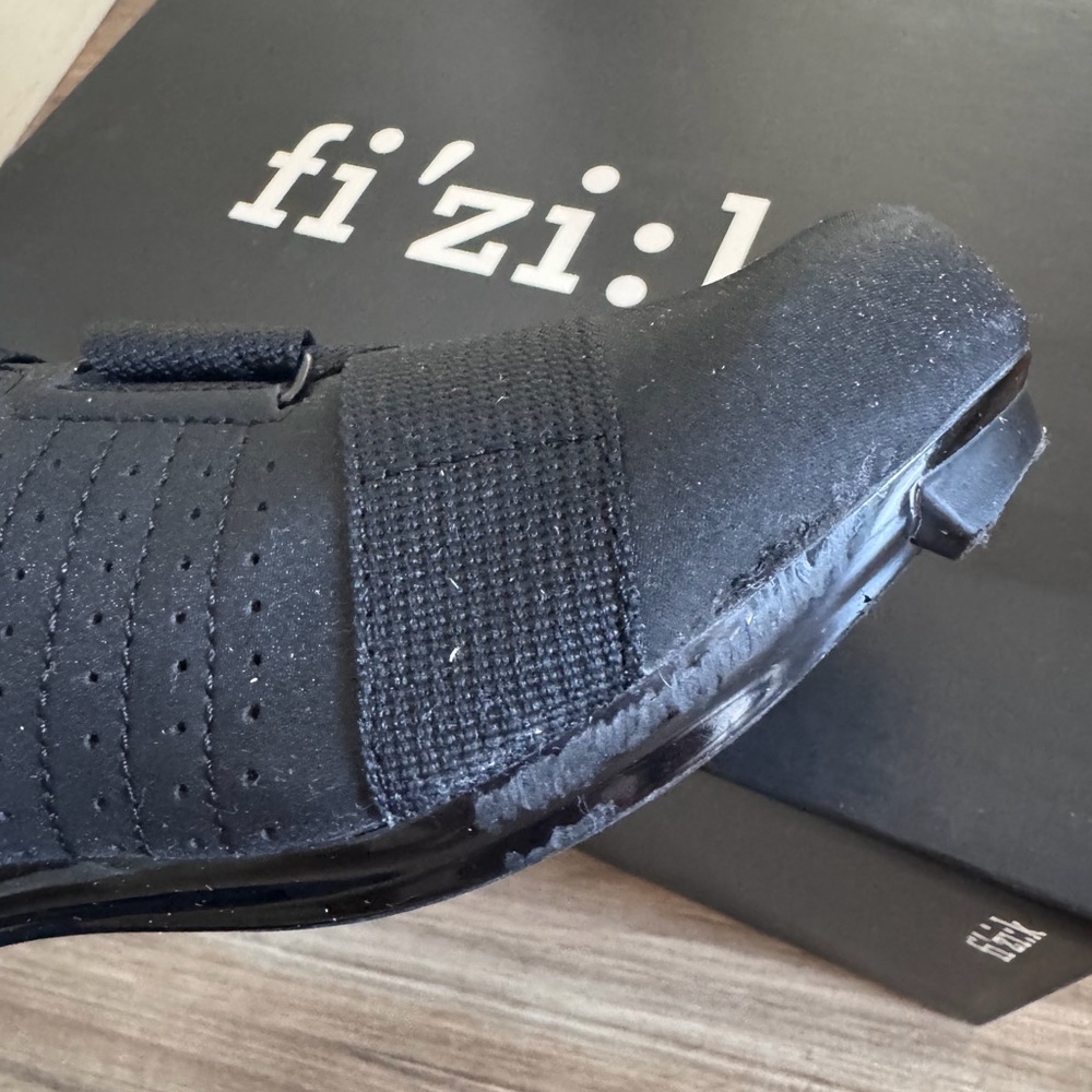 fi’zi:k- Black Cycling Shoes with Velcro Straps
Size:39 - Picture 6 of 9